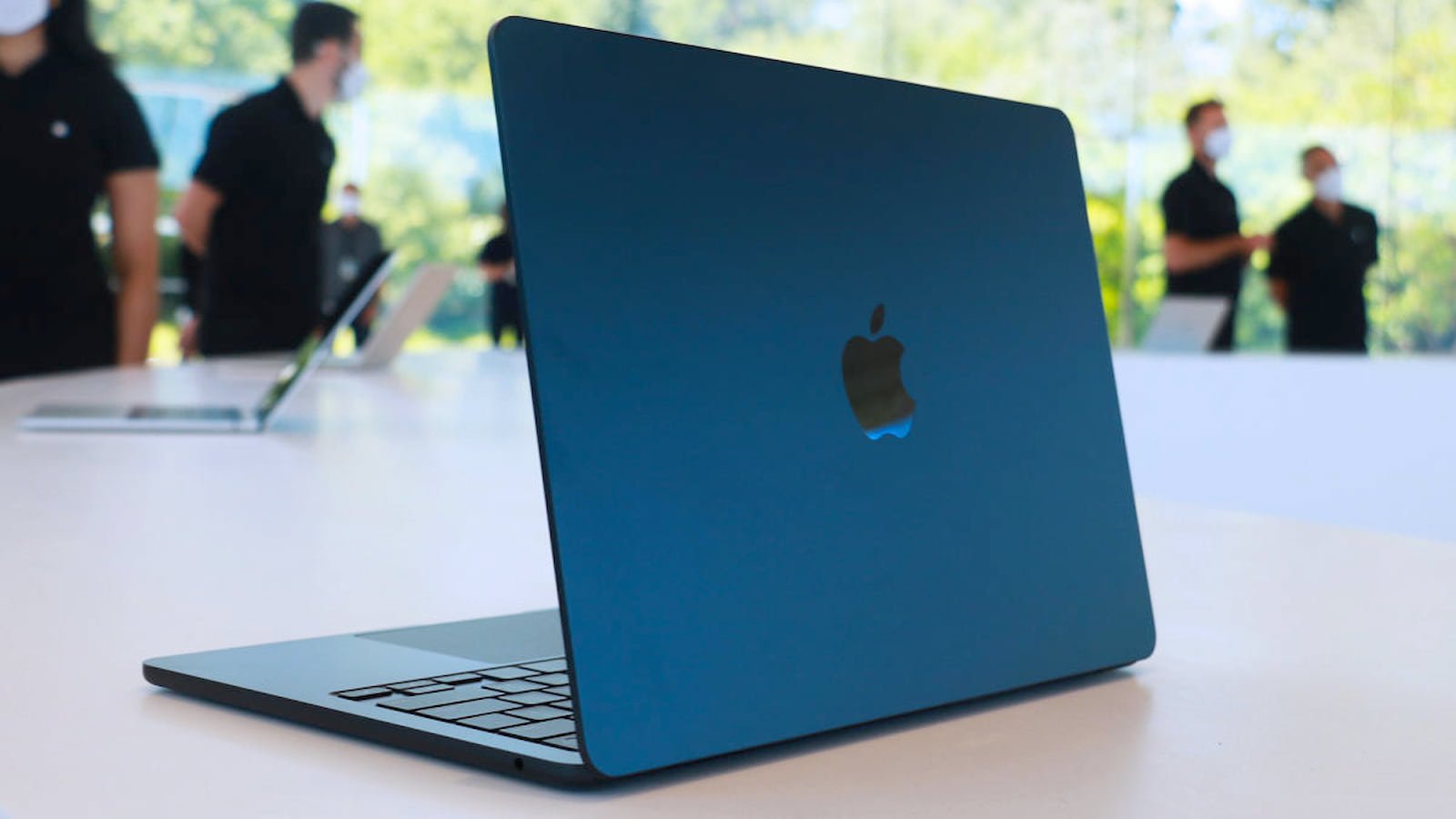 مقایسه لپ تاپ اپل با ایسوس؛ کدام برند ارزش خرید بیشتری دارد؟